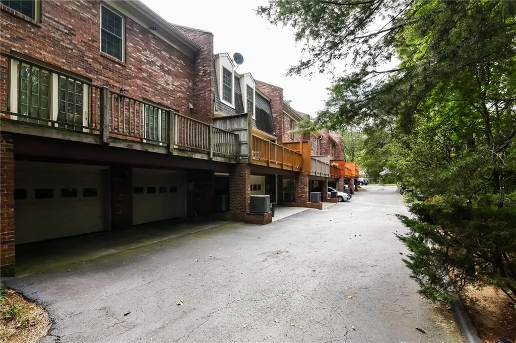 281 The South Chace, Sandy Springs, Georgia 30328, 3 Bedrooms Bedrooms, ,2 BathroomsBathrooms,Residential,Sold,281 The South Chace,5902340