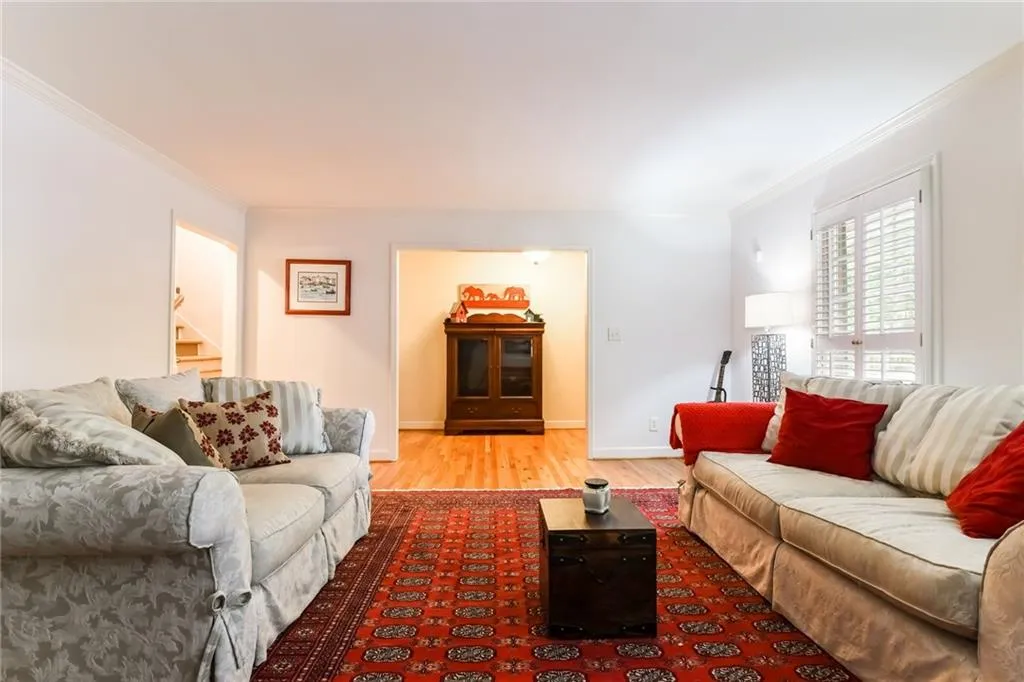 281 The South Chace, Sandy Springs, Georgia 30328, 3 Bedrooms Bedrooms, ,2 BathroomsBathrooms,Residential,Sold,281 The South Chace,5902340