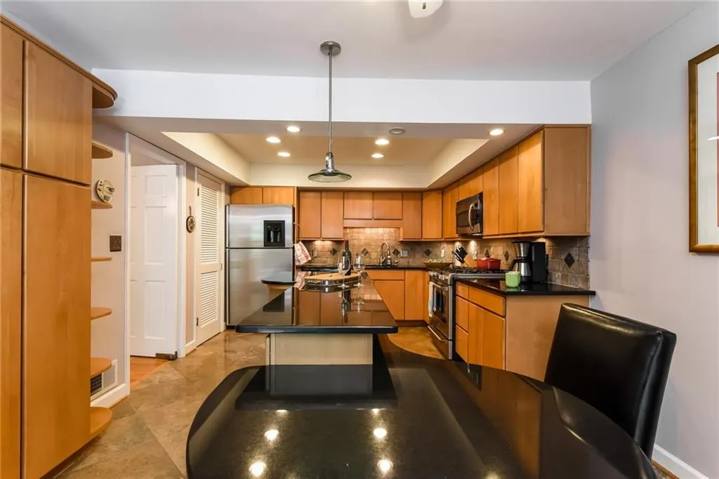 281 The South Chace, Sandy Springs, Georgia 30328, 3 Bedrooms Bedrooms, ,2 BathroomsBathrooms,Residential,Sold,281 The South Chace,5902340