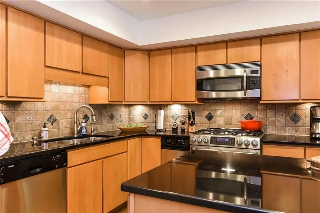 281 The South Chace, Sandy Springs, Georgia 30328, 3 Bedrooms Bedrooms, ,2 BathroomsBathrooms,Residential,Sold,281 The South Chace,5902340