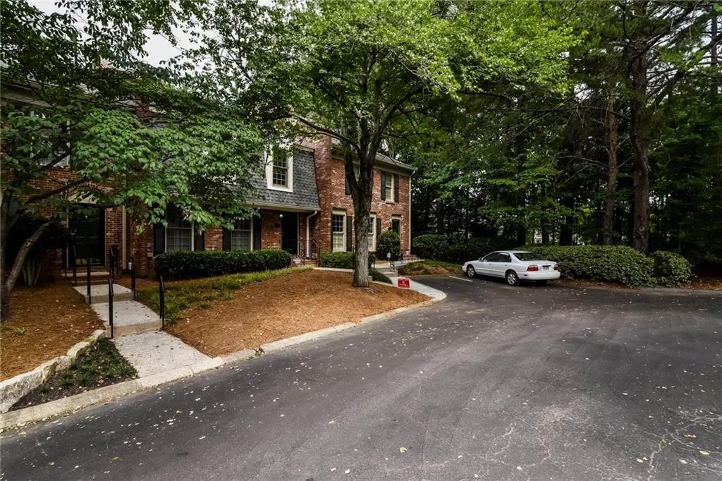 281 The South Chace, Sandy Springs, Georgia 30328, 3 Bedrooms Bedrooms, ,2 BathroomsBathrooms,Residential,Sold,281 The South Chace,5902340