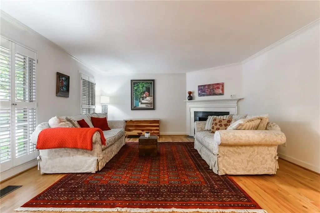 281 The South Chace, Sandy Springs, Georgia 30328, 3 Bedrooms Bedrooms, ,2 BathroomsBathrooms,Residential,Sold,281 The South Chace,5902340