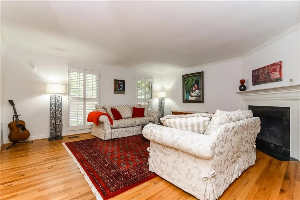 281 The South Chace, Sandy Springs, Georgia 30328, 3 Bedrooms Bedrooms, ,2 BathroomsBathrooms,Residential,Sold,281 The South Chace,5902340