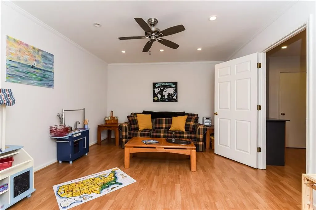 281 The South Chace, Sandy Springs, Georgia 30328, 3 Bedrooms Bedrooms, ,2 BathroomsBathrooms,Residential,Sold,281 The South Chace,5902340