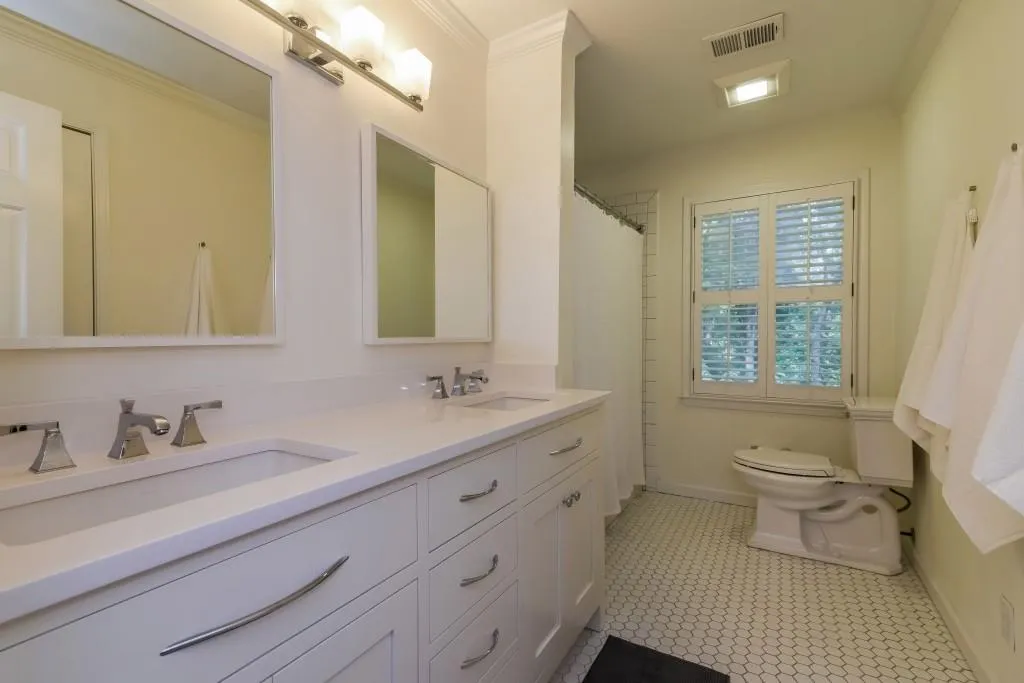 7975 Spalding Hills, Atlanta, Georgia 30350, 7 Bedrooms Bedrooms, ,3 BathroomsBathrooms,Residential,Sold,7975 Spalding Hills,5743504