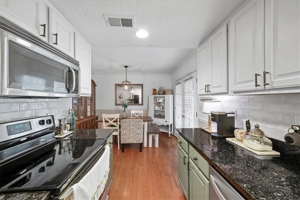 6900 Roswell Road Unit J2, Atlanta, Georgia 30328, 2 Bedrooms Bedrooms, ,2 BathroomsBathrooms,Residential,Sold,6900 Roswell Road Unit J2,7567912
