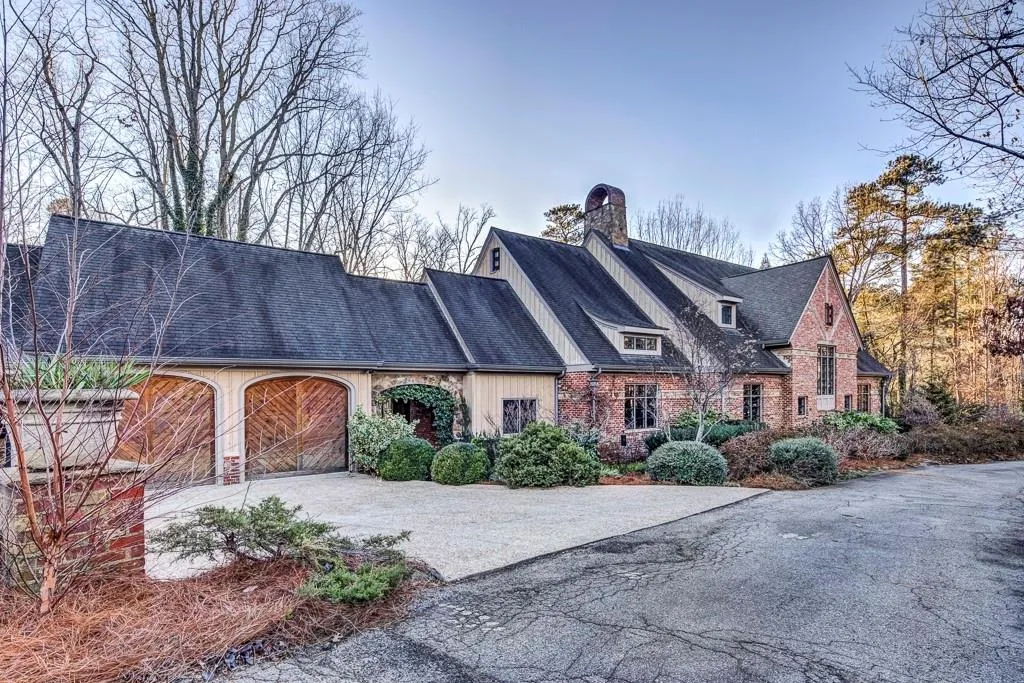 5745 Riverside Drive, Sandy Springs, Georgia 30327, 6 Bedrooms Bedrooms, ,7 BathroomsBathrooms,Residential,Sold,5745 Riverside Drive,6824645