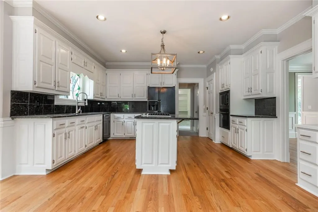 5000 Spruce Bluff Drive, Sandy Springs, Georgia 30350, 4 Bedrooms Bedrooms, ,3 BathroomsBathrooms,Residential,Sold,5000 Spruce Bluff Drive,6772712