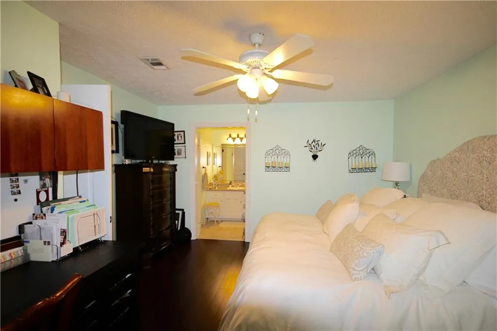 6812 Glenridge Drive Unit I, Sandy Springs, Georgia 30328, 3 Bedrooms Bedrooms, ,2 BathroomsBathrooms,Residential,Sold,6812 Glenridge Drive Unit I,6764380