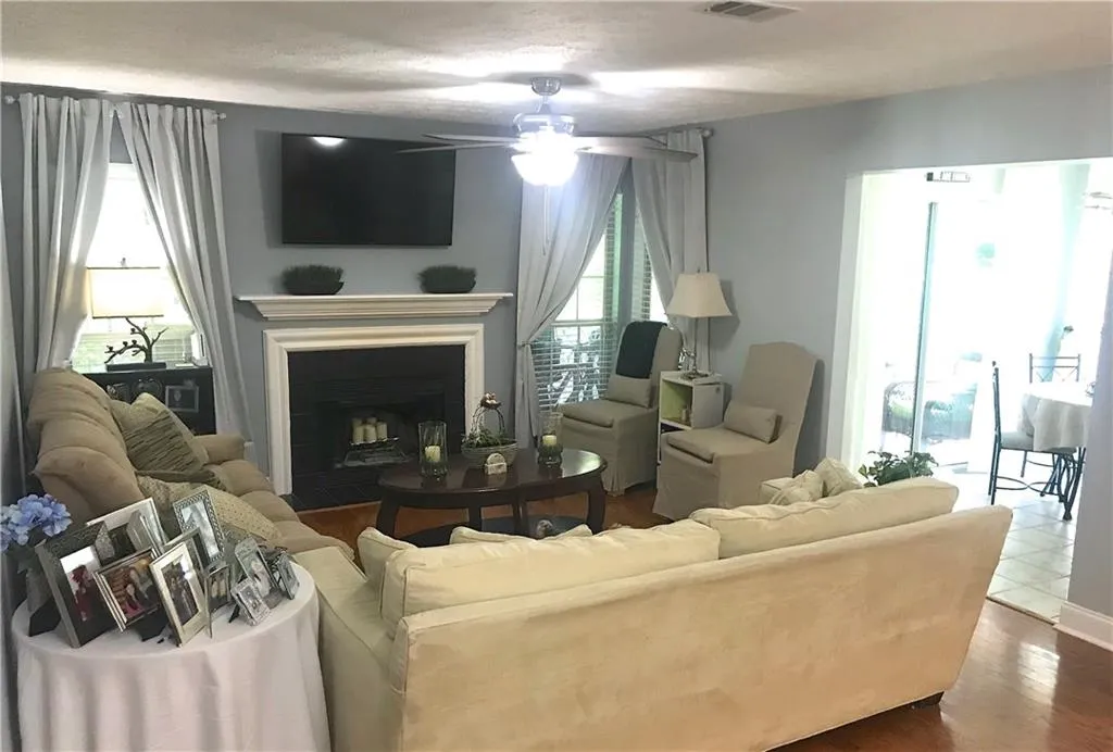 6812 Glenridge Drive Unit I, Sandy Springs, Georgia 30328, 3 Bedrooms Bedrooms, ,2 BathroomsBathrooms,Residential,Sold,6812 Glenridge Drive Unit I,6764380