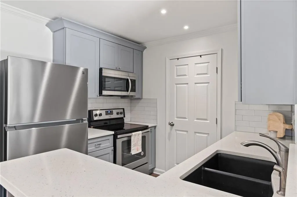 327 Granville Court, Sandy Springs, Georgia 30328, 1 Bedroom Bedrooms, ,1 BathroomBathrooms,Residential,Sold,327 Granville Court,7191841