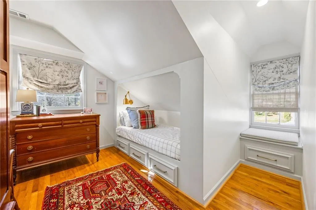 Bonus Room with two custom built-in beds!