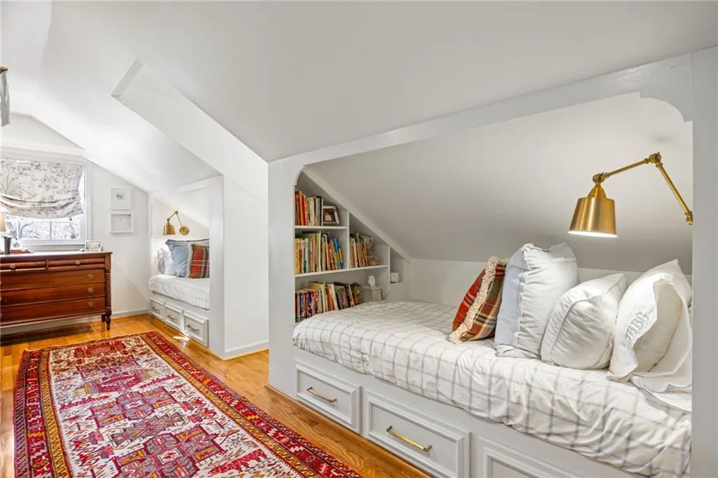 Bonus Room with two custom built-in beds!