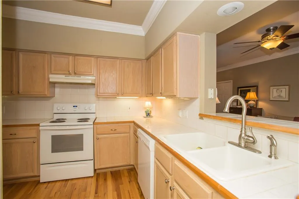 3777 Peachtree Road Ne Unit 1313, Atlanta, Georgia 30319, 2 Bedrooms Bedrooms, ,1 BathroomBathrooms,Residential,Sold,3777 Peachtree Road Ne Unit 1313,5905736