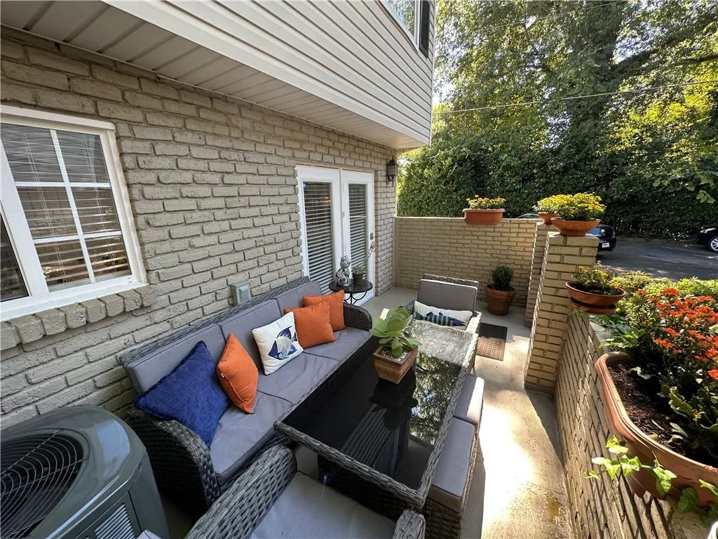 6940 Roswell Road Unit 7a, Atlanta, Georgia 30328, 3 Bedrooms Bedrooms, ,1 BathroomBathrooms,Residential,Sold,6940 Roswell Road Unit 7a,7116378