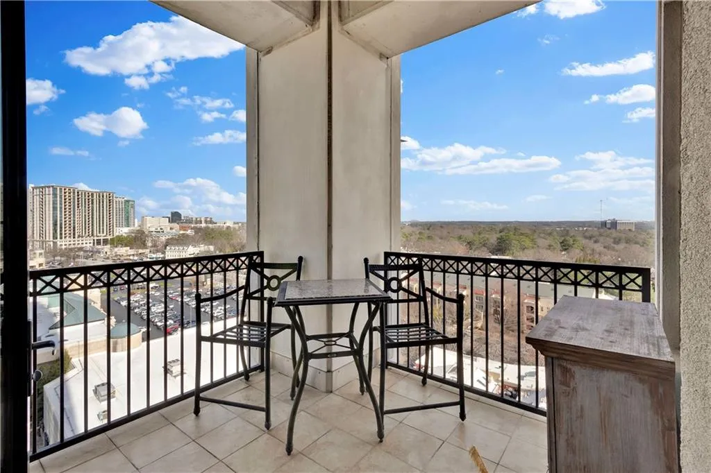 2828 Peachtree Road Nw Unit 1402, Atlanta, Georgia 30305, 2 Bedrooms Bedrooms, ,2 BathroomsBathrooms,Residential,For Sale,2828 Peachtree Road Nw Unit 1402,7690075
