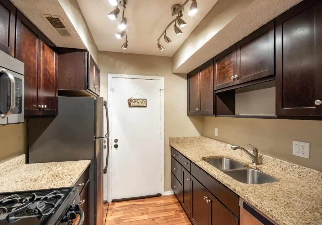 6851 Roswell Road Unit N9, Sandy Springs, Georgia 30328, 2 Bedrooms Bedrooms, ,1 BathroomBathrooms,Residential,Sold,6851 Roswell Road Unit N9,6623051