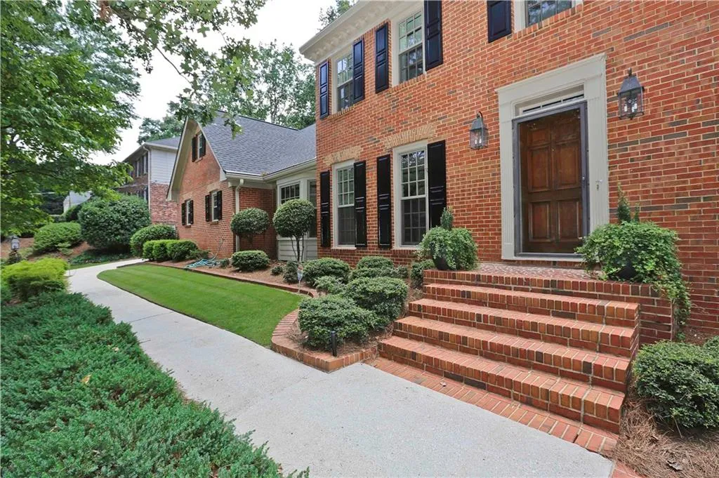 6940 Hunters Knoll, Sandy Springs, Georgia 30328, 5 Bedrooms Bedrooms, ,4 BathroomsBathrooms,Residential,Sold,6940 Hunters Knoll,5723834