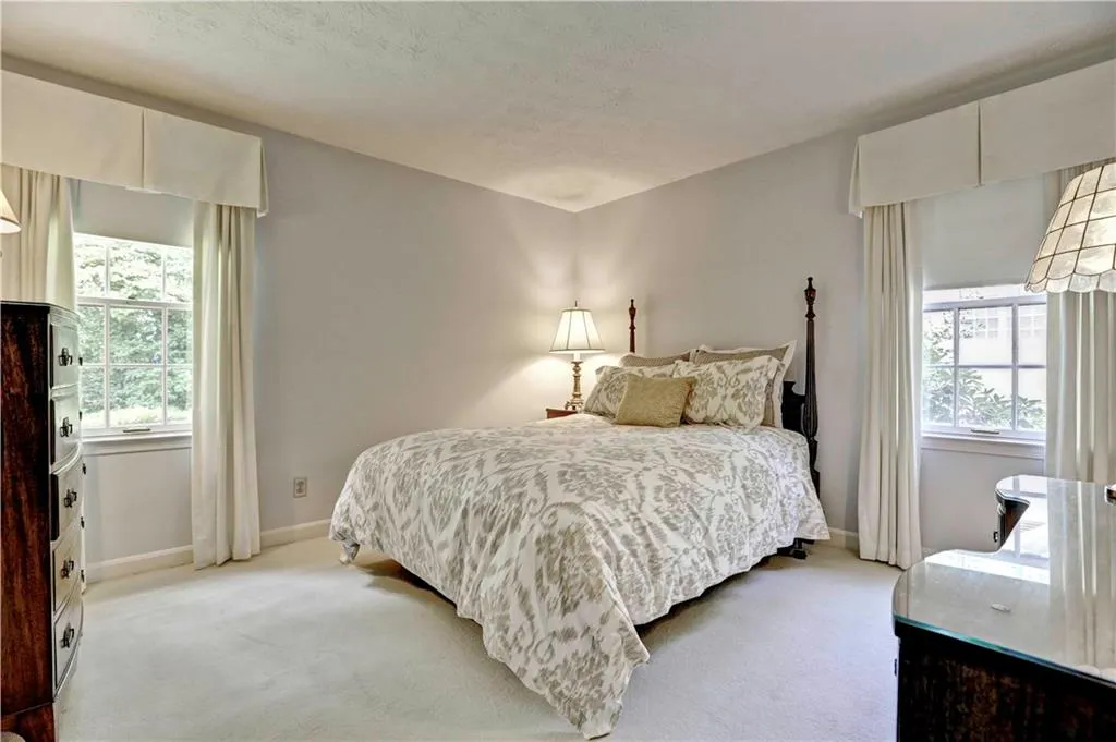 6940 Hunters Knoll, Sandy Springs, Georgia 30328, 5 Bedrooms Bedrooms, ,4 BathroomsBathrooms,Residential,Sold,6940 Hunters Knoll,5723834