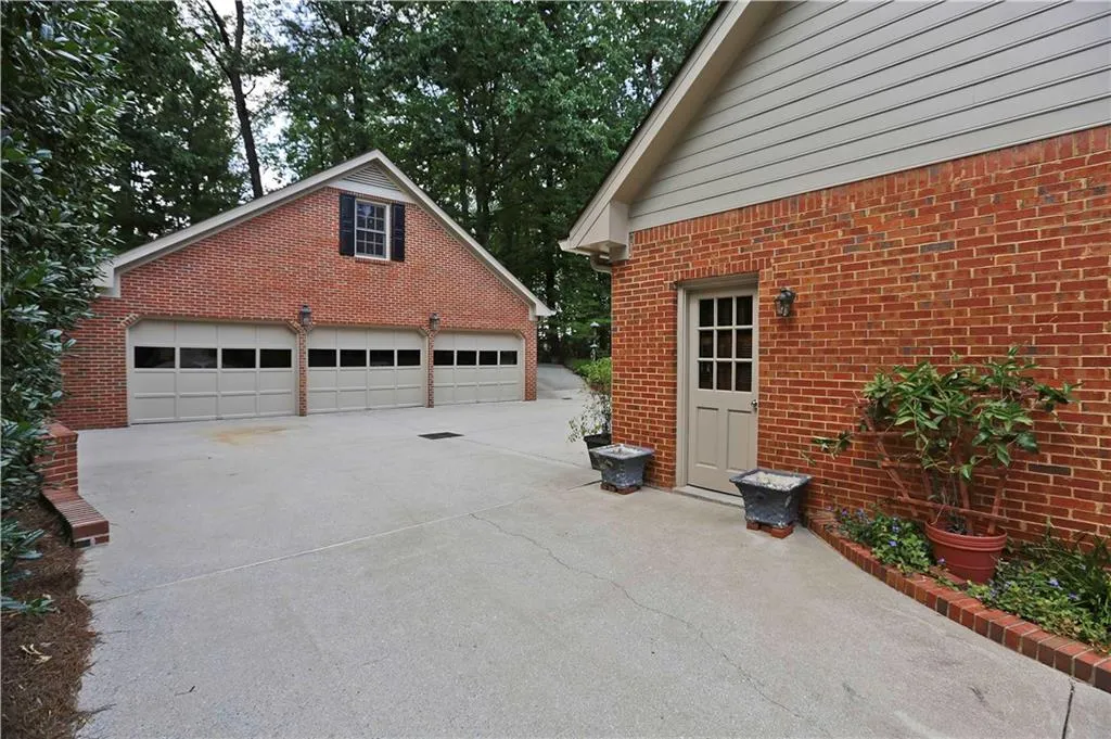 6940 Hunters Knoll, Sandy Springs, Georgia 30328, 5 Bedrooms Bedrooms, ,4 BathroomsBathrooms,Residential,Sold,6940 Hunters Knoll,5723834