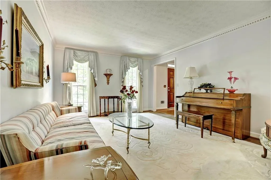 6940 Hunters Knoll, Sandy Springs, Georgia 30328, 5 Bedrooms Bedrooms, ,4 BathroomsBathrooms,Residential,Sold,6940 Hunters Knoll,5723834
