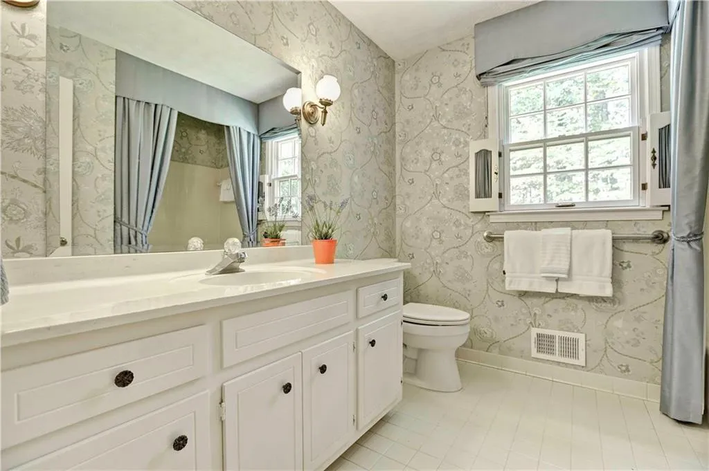 6940 Hunters Knoll, Sandy Springs, Georgia 30328, 5 Bedrooms Bedrooms, ,4 BathroomsBathrooms,Residential,Sold,6940 Hunters Knoll,5723834