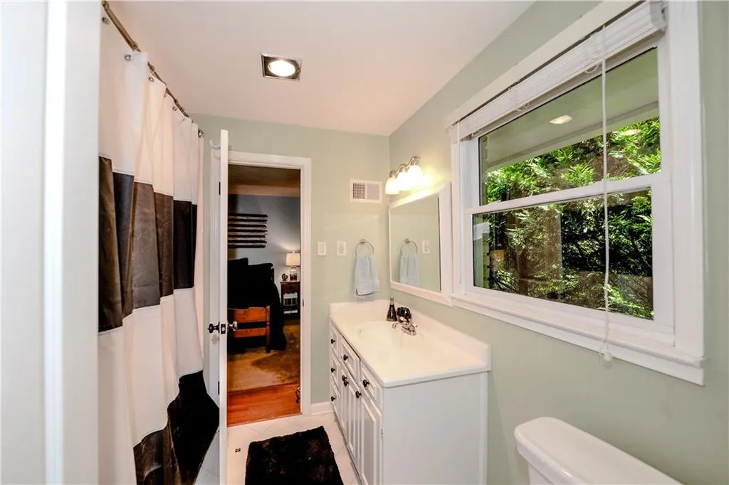 770 Starlight Lane, Sandy Springs, Georgia 30342, 5 Bedrooms Bedrooms, ,3 BathroomsBathrooms,Residential,Sold,770 Starlight Lane,5855811