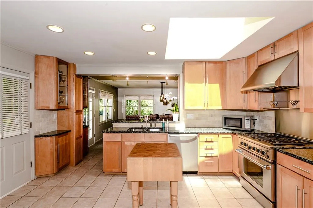 770 Starlight Lane, Sandy Springs, Georgia 30342, 5 Bedrooms Bedrooms, ,3 BathroomsBathrooms,Residential,Sold,770 Starlight Lane,5855811