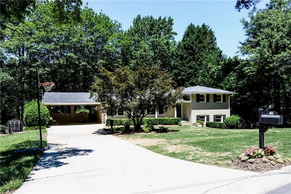 770 Starlight Lane, Sandy Springs, Georgia 30342, 5 Bedrooms Bedrooms, ,3 BathroomsBathrooms,Residential,Sold,770 Starlight Lane,5855811