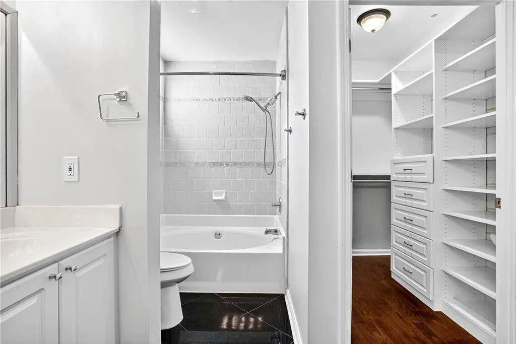 3334 Peachtree Road Ne Unit 103, Atlanta, Georgia 30326, 2 Bedrooms Bedrooms, ,2 BathroomsBathrooms,Residential,For Sale,3334 Peachtree Road Ne Unit 103,7618069
