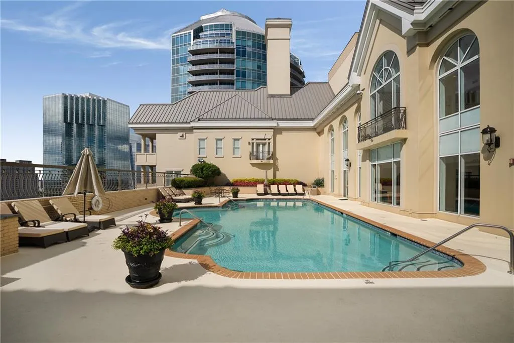 3334 Peachtree Road Ne Unit 103, Atlanta, Georgia 30326, 2 Bedrooms Bedrooms, ,2 BathroomsBathrooms,Residential,For Sale,3334 Peachtree Road Ne Unit 103,7618069