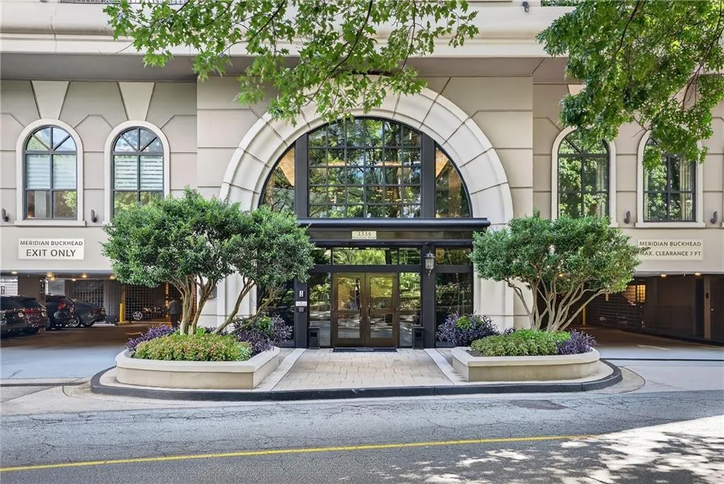 3334 Peachtree Road Ne Unit 103, Atlanta, Georgia 30326, 2 Bedrooms Bedrooms, ,2 BathroomsBathrooms,Residential,For Sale,3334 Peachtree Road Ne Unit 103,7618069