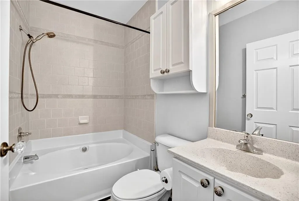 3334 Peachtree Road Ne Unit 103, Atlanta, Georgia 30326, 2 Bedrooms Bedrooms, ,2 BathroomsBathrooms,Residential,For Sale,3334 Peachtree Road Ne Unit 103,7618069