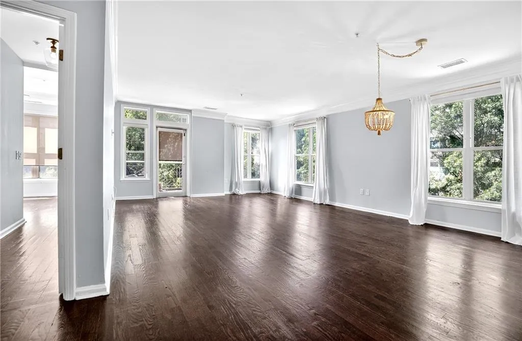 3334 Peachtree Road Ne Unit 103, Atlanta, Georgia 30326, 2 Bedrooms Bedrooms, ,2 BathroomsBathrooms,Residential,For Sale,3334 Peachtree Road Ne Unit 103,7618069