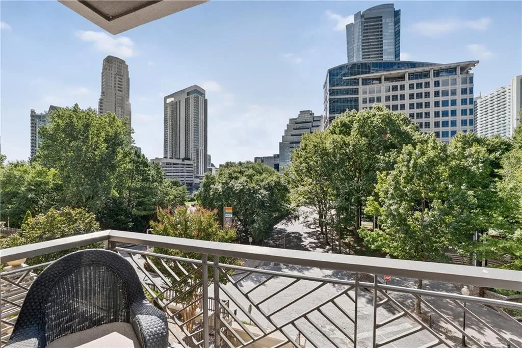 3334 Peachtree Road Ne Unit 103, Atlanta, Georgia 30326, 2 Bedrooms Bedrooms, ,2 BathroomsBathrooms,Residential,For Sale,3334 Peachtree Road Ne Unit 103,7618069