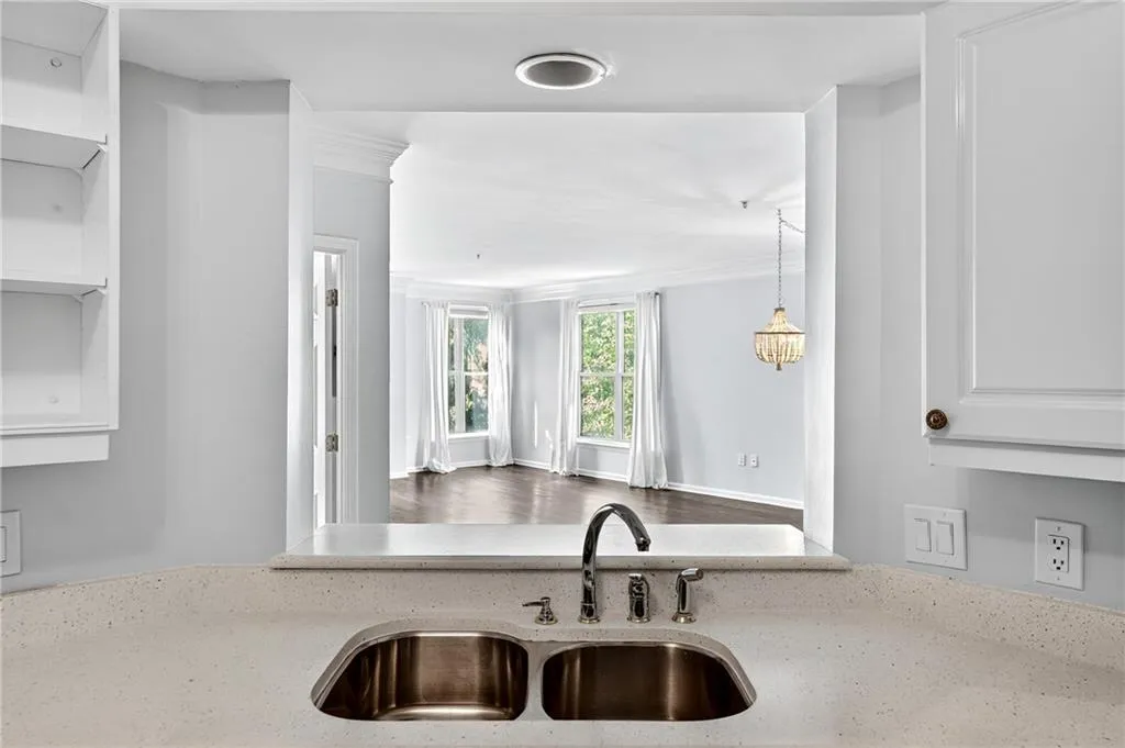 3334 Peachtree Road Ne Unit 103, Atlanta, Georgia 30326, 2 Bedrooms Bedrooms, ,2 BathroomsBathrooms,Residential,For Sale,3334 Peachtree Road Ne Unit 103,7618069