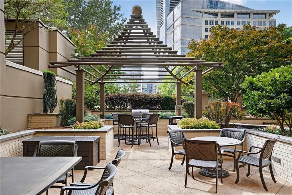 3334 Peachtree Road Ne Unit 103, Atlanta, Georgia 30326, 2 Bedrooms Bedrooms, ,2 BathroomsBathrooms,Residential,For Sale,3334 Peachtree Road Ne Unit 103,7618069