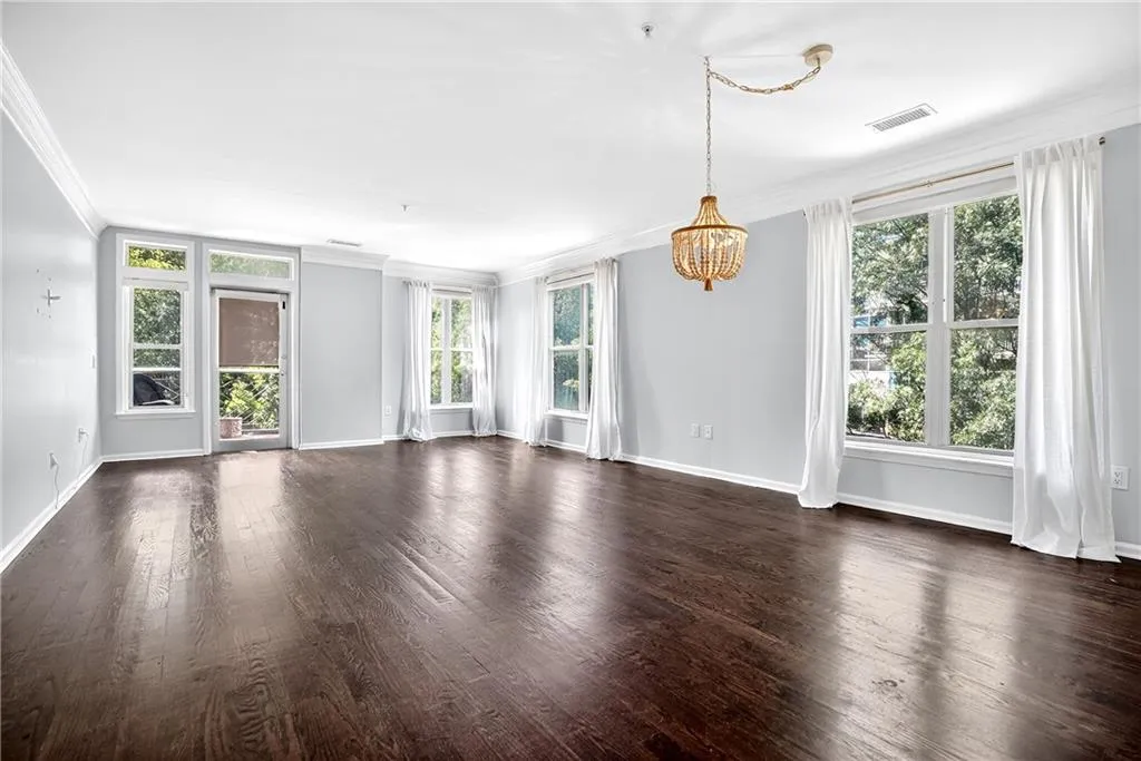 3334 Peachtree Road Ne Unit 103, Atlanta, Georgia 30326, 2 Bedrooms Bedrooms, ,2 BathroomsBathrooms,Residential,For Sale,3334 Peachtree Road Ne Unit 103,7618069