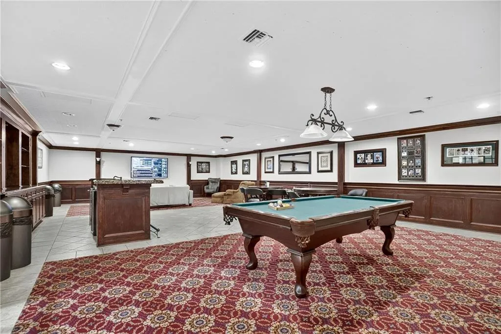 3334 Peachtree Road Ne Unit 103, Atlanta, Georgia 30326, 2 Bedrooms Bedrooms, ,2 BathroomsBathrooms,Residential,For Sale,3334 Peachtree Road Ne Unit 103,7618069