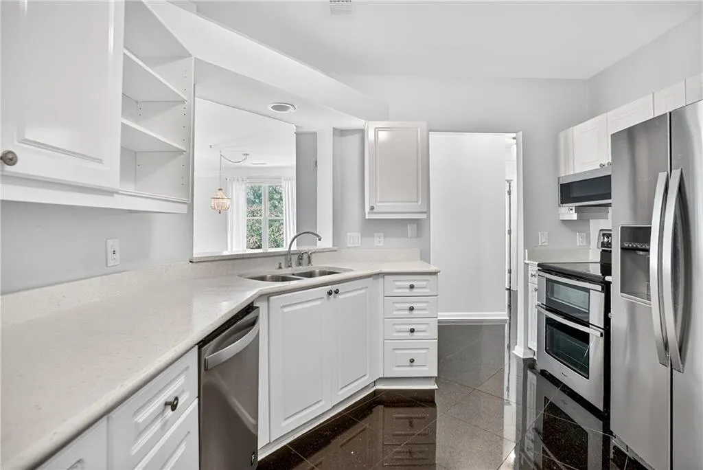 3334 Peachtree Road Ne Unit 103, Atlanta, Georgia 30326, 2 Bedrooms Bedrooms, ,2 BathroomsBathrooms,Residential,For Sale,3334 Peachtree Road Ne Unit 103,7618069