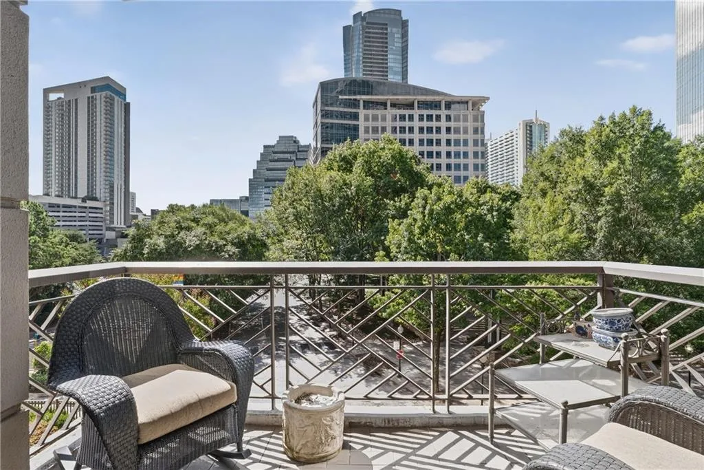 3334 Peachtree Road Ne Unit 103, Atlanta, Georgia 30326, 2 Bedrooms Bedrooms, ,2 BathroomsBathrooms,Residential,For Sale,3334 Peachtree Road Ne Unit 103,7618069