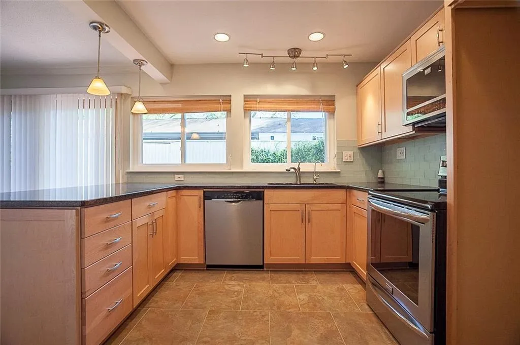 7130 Stonington Drive, Atlanta, Georgia 30328, 3 Bedrooms Bedrooms, ,2 BathroomsBathrooms,Residential,Sold,7130 Stonington Drive,6534376