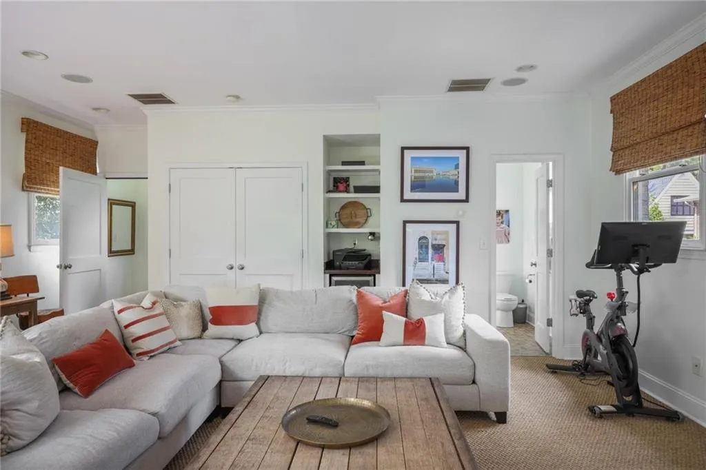 Carriage House with beverage cooler and full bath.