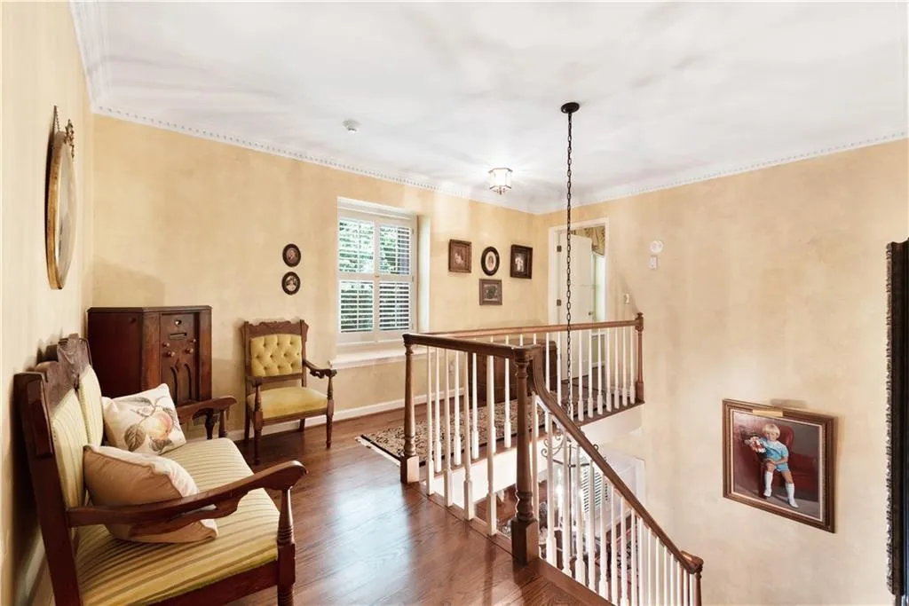 975 Buckhorn E, Sandy Springs, Georgia 30350, 6 Bedrooms Bedrooms, ,4 BathroomsBathrooms,Residential,Sold,975 Buckhorn E,6544648