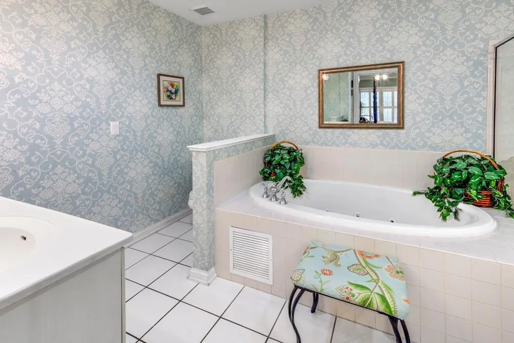 211 Colonial Homes Drive Nw Unit 1301, Atlanta, Georgia 30309, 3 Bedrooms Bedrooms, ,2 BathroomsBathrooms,Residential,For Sale,211 Colonial Homes Drive Nw Unit 1301,7366761