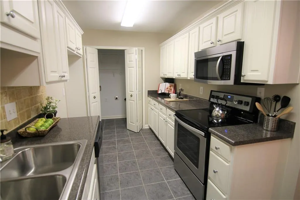 502 Brighton Point Unit 502, Sandy Springs, Georgia 30328, 3 Bedrooms Bedrooms, ,2 BathroomsBathrooms,Residential,Sold,502 Brighton Point Unit 502,5792059