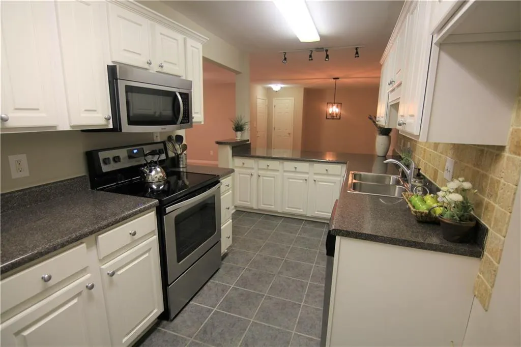 502 Brighton Point Unit 502, Sandy Springs, Georgia 30328, 3 Bedrooms Bedrooms, ,2 BathroomsBathrooms,Residential,Sold,502 Brighton Point Unit 502,5792059
