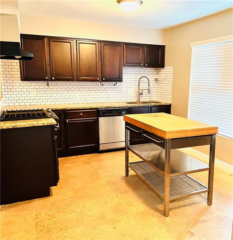 6980 Roswell Road #n6, Sandy Springs, Georgia 30328, 3 Bedrooms Bedrooms, ,2 BathroomsBathrooms,Residential,Sold,6980 Roswell Road #n6,7051543