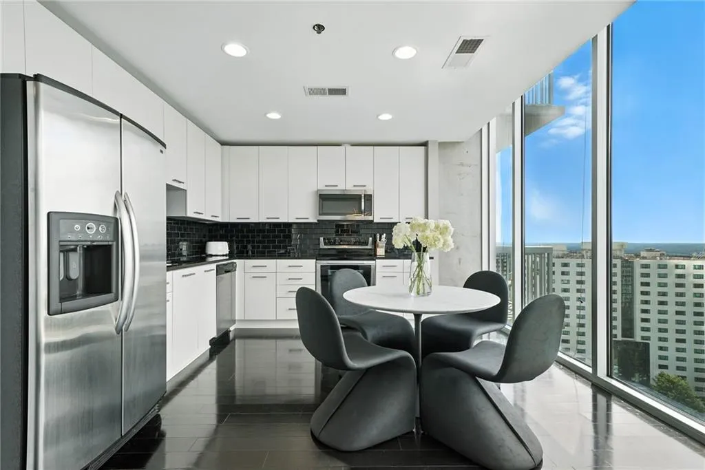 3324 Peachtree Road Unit 1712, Atlanta, Georgia 30326, 1 Bedroom Bedrooms, ,1 BathroomBathrooms,Residential,For Sale,3324 Peachtree Road Unit 1712,7642766