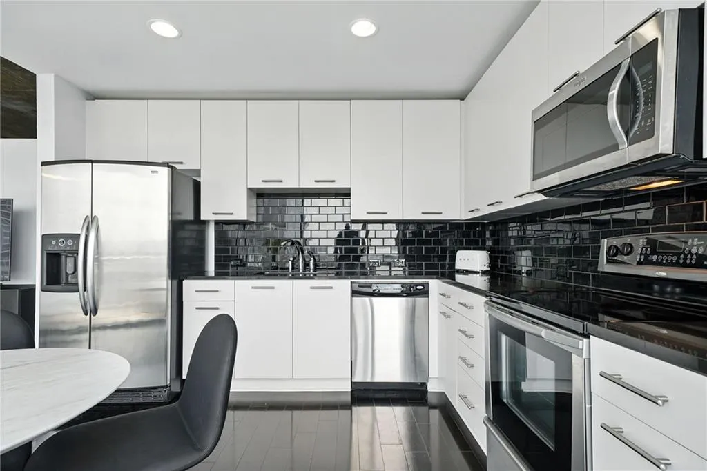 3324 Peachtree Road Unit 1712, Atlanta, Georgia 30326, 1 Bedroom Bedrooms, ,1 BathroomBathrooms,Residential,For Sale,3324 Peachtree Road Unit 1712,7642766